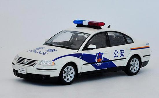 Welly 2001 Volkswagen Passat Seden Diecast Model Police 1:18