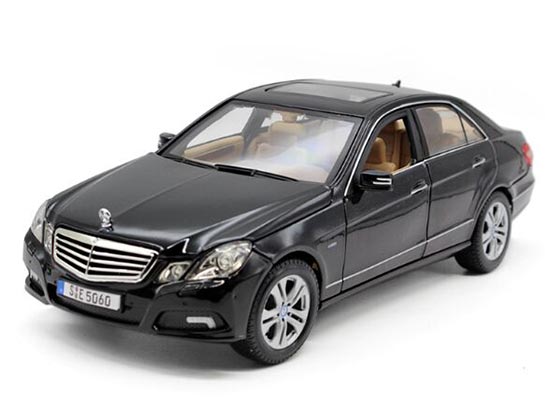 Maisto Mercedes-Benz E-Class Diecast Model 1:18 Scale
