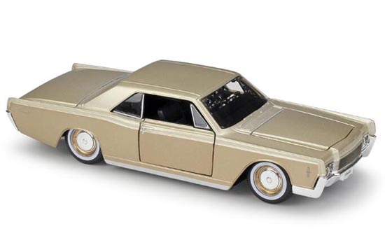 MaiSto 1966 Lincoln Continental Diecast Model 1:26 Champagne